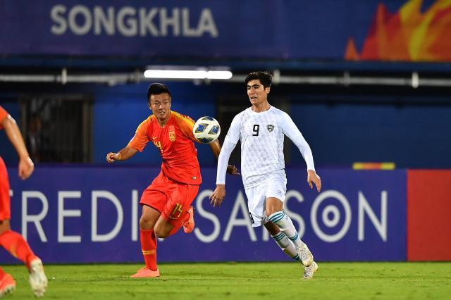 1632897592140044763.jpg 国奥对阵乌兹别克,赵剑非力战亚赫希博耶夫.jpg